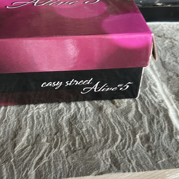 Elegant Gold Women's Sandals - Picture 6 of 6